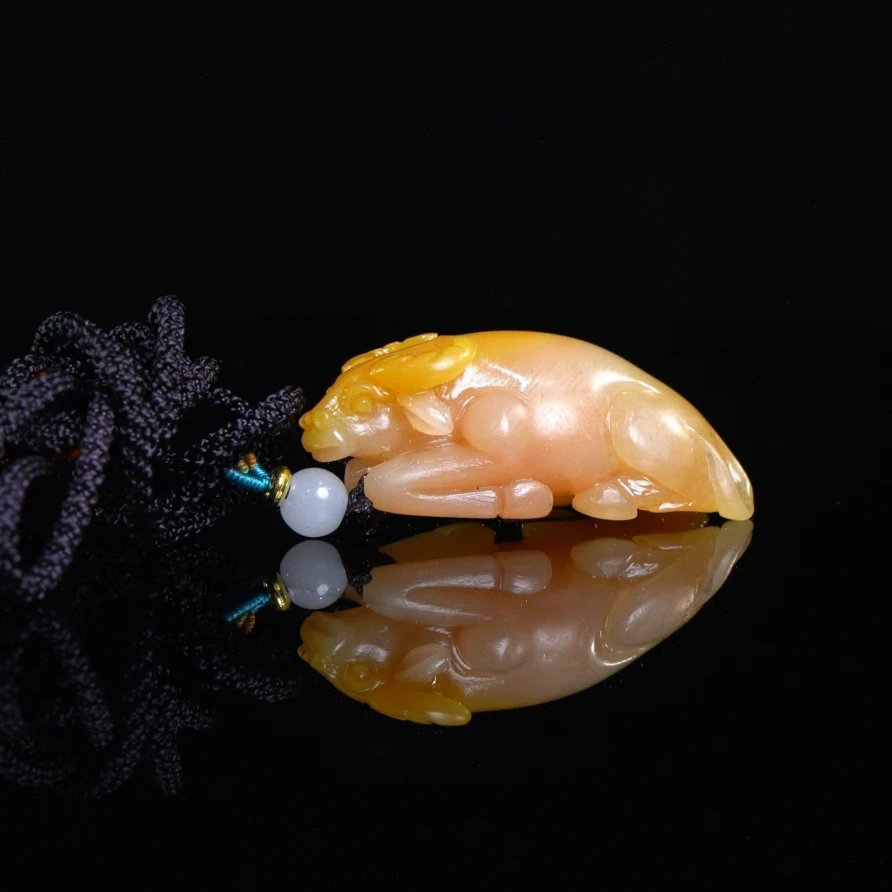 Lot.21.三彩水洞牛气冲天挂件18克4.6x1.7x1.8cm