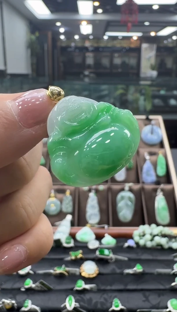 颈饰18K金镶嵌翡翠佛公