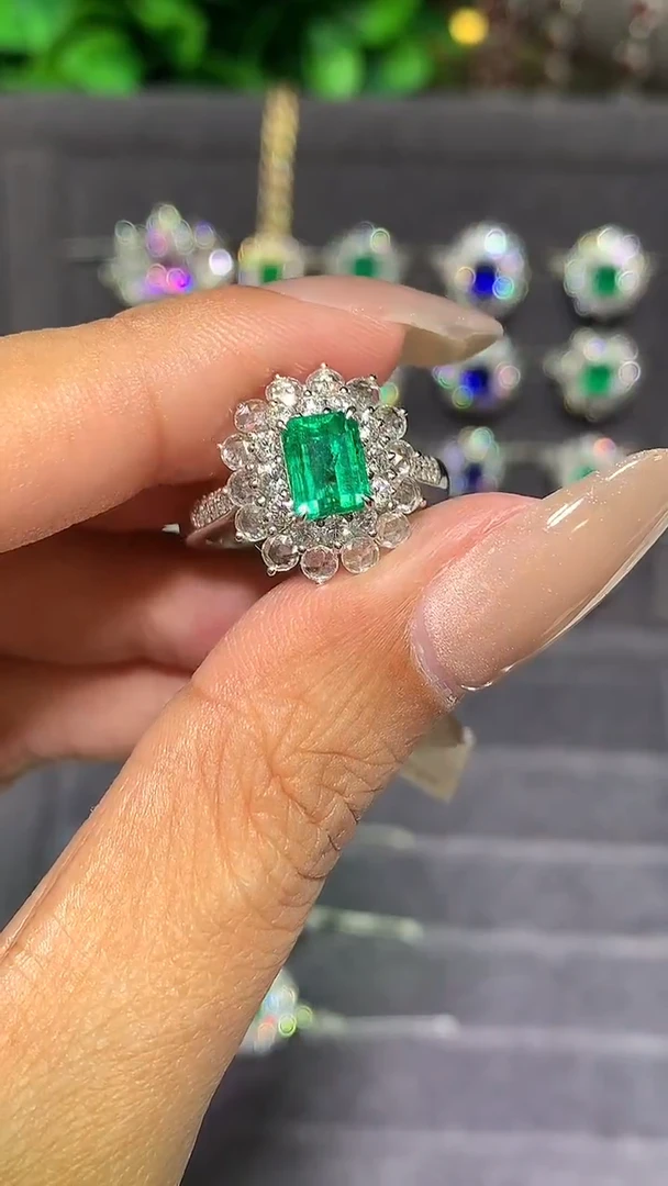18K金镶嵌戒指祖母绿1CT