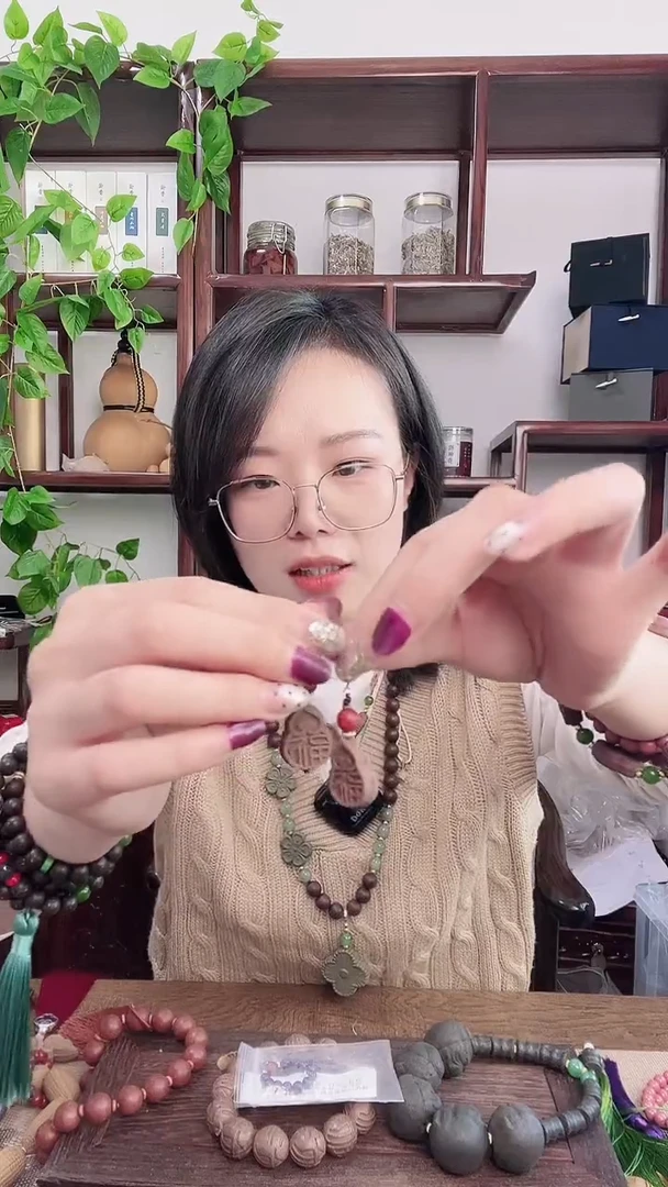 泥塑息肌香方的耳坠