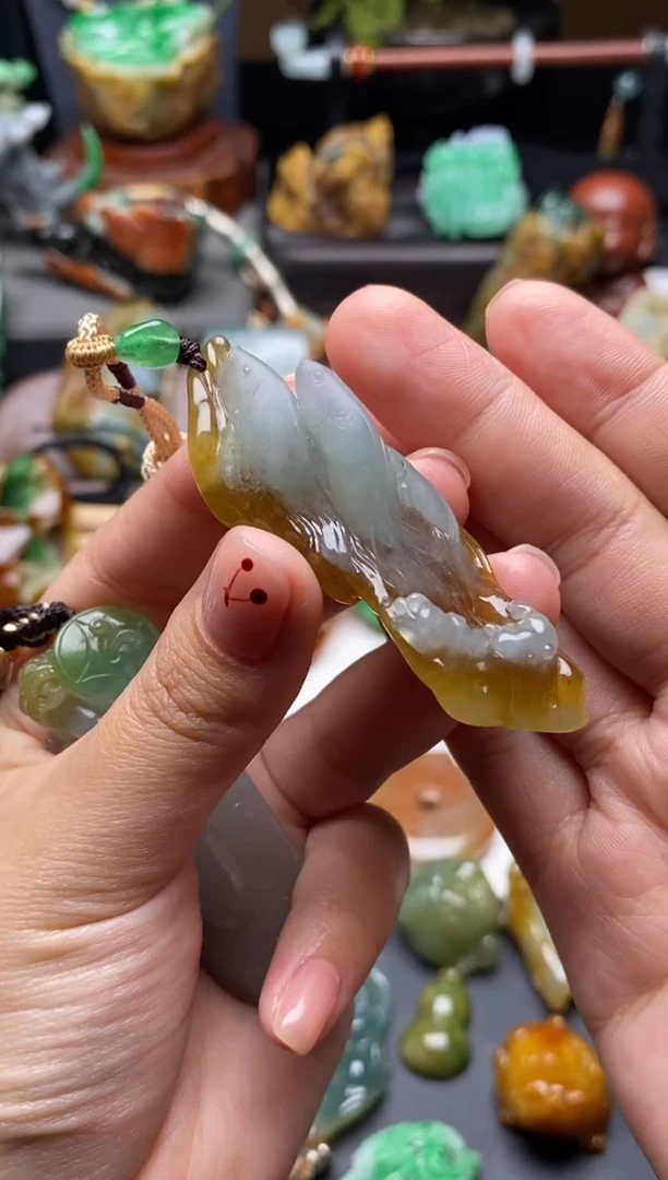 颈饰未镶嵌翡翠双鱼吊坠