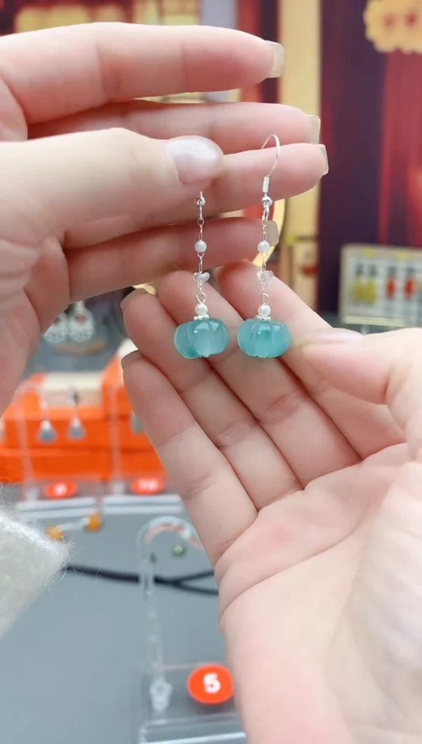 未镶嵌石英质玉（天山翠）耳钉W05