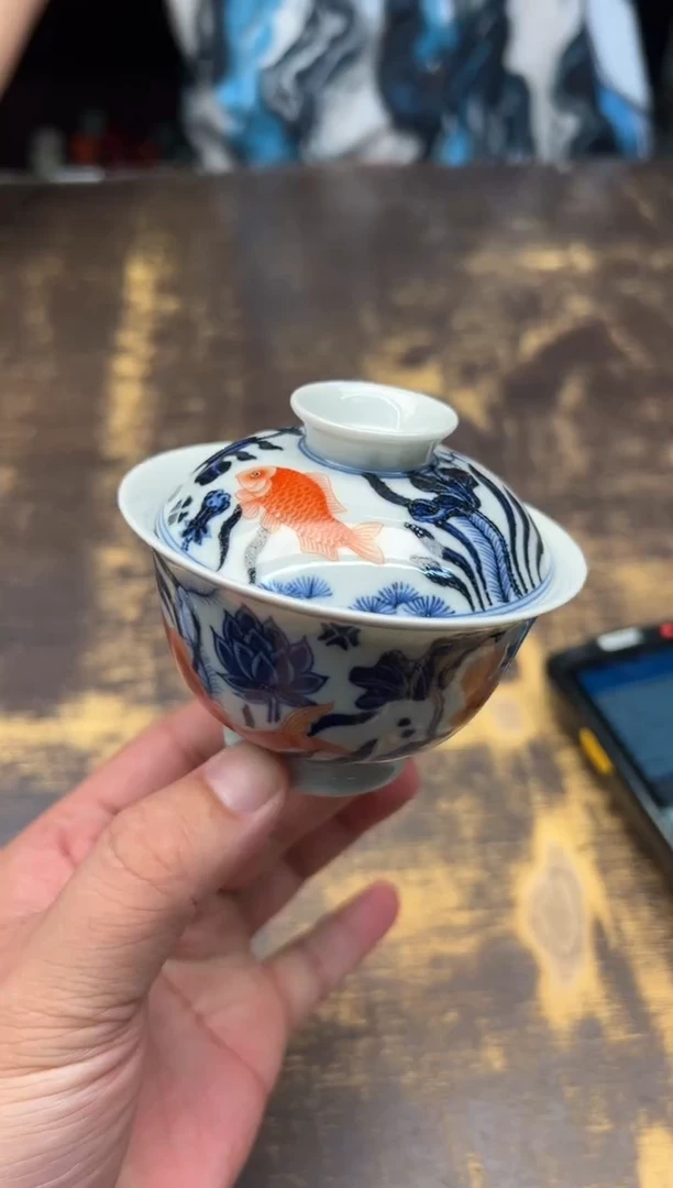 戏墨柴窑矾红鱼藻盖碗