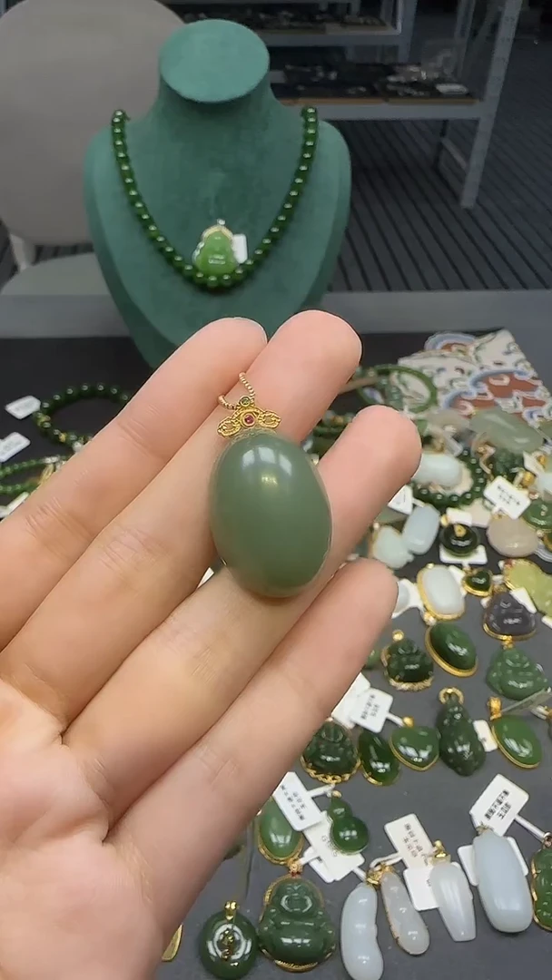 18K金镶嵌和田玉挂件 不含链