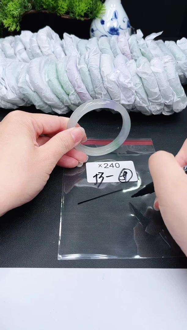 未镶嵌手镯翡翠240