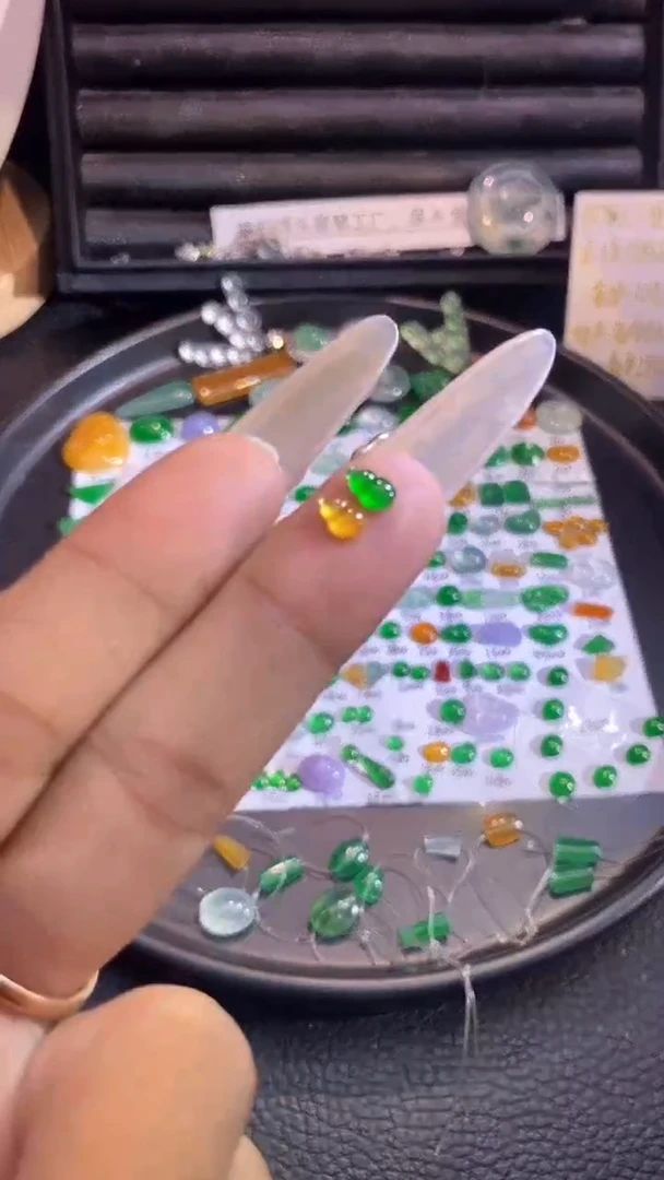 翡翠挂件未镶嵌葫芦