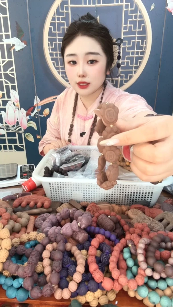 泥塑白麝雪松扎基脖挂