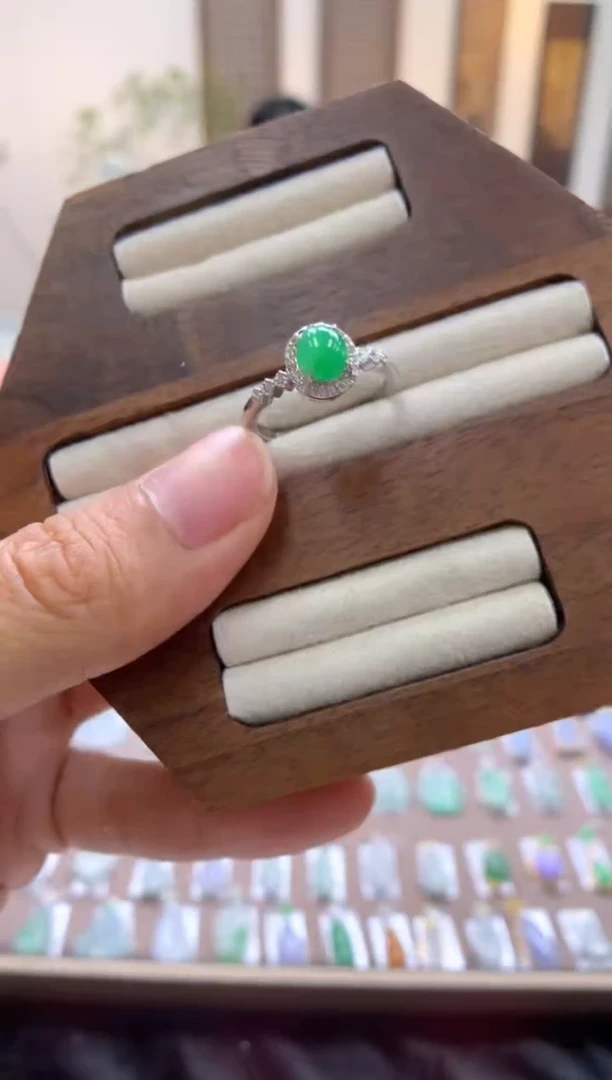 颈饰银S925镶嵌翡翠戒指