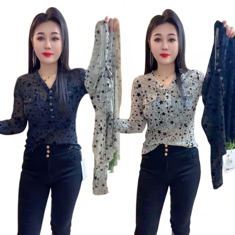 2025年新款时尚减龄印花V领T恤女冬季休闲百搭打底衫设计感上衣