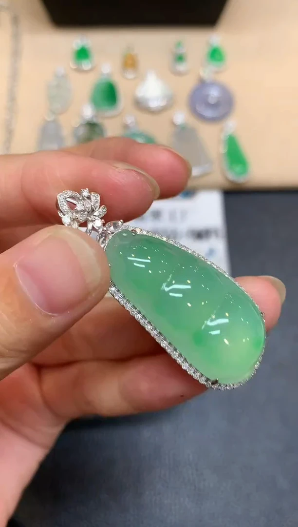 颈饰18K金镶嵌翡翠福豆【无服务费