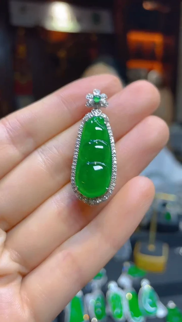 【闪购商品】翡翠颈饰18K金镶嵌117565天然A货翡翠豆子吊坠
