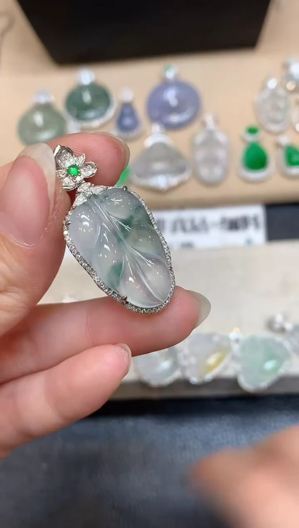 颈饰18K金镶嵌翡翠树叶【无服务费