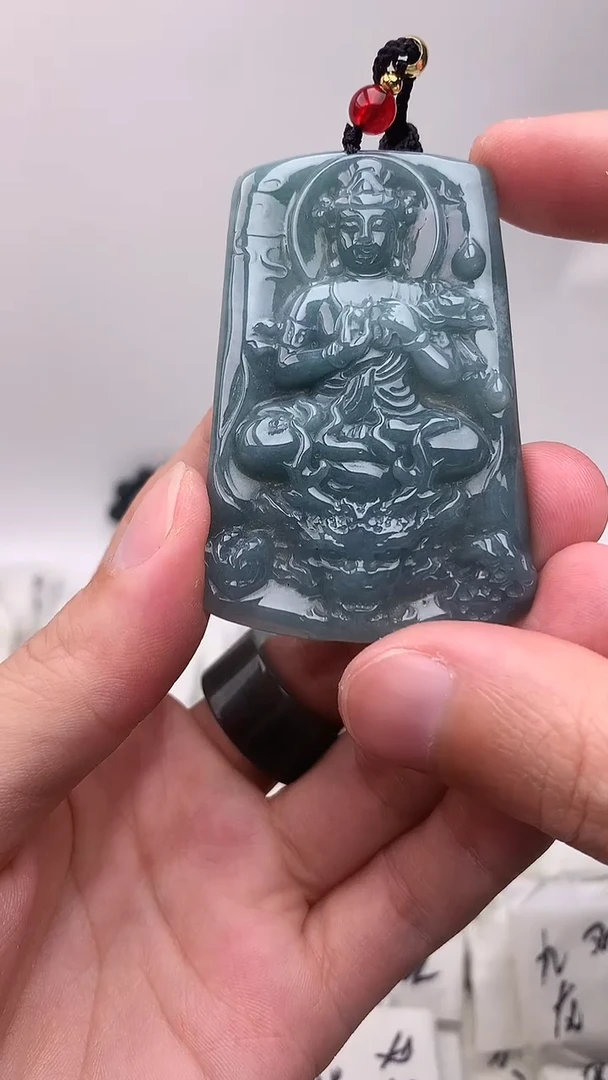 翡翠未镶嵌颈饰观音