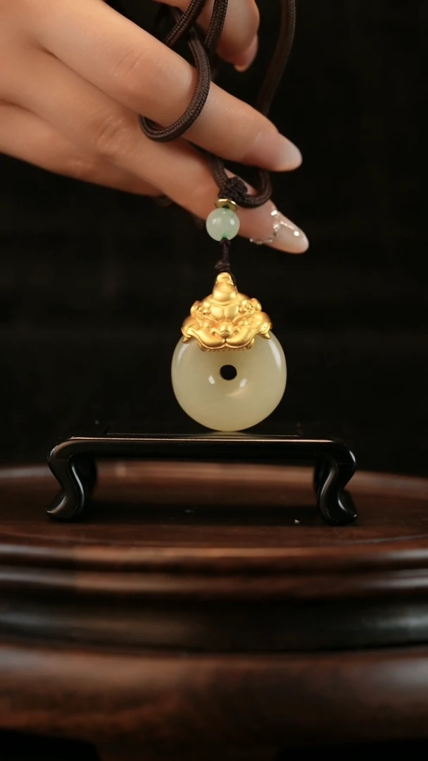 云南石竹叶青雕刻：平安扣
