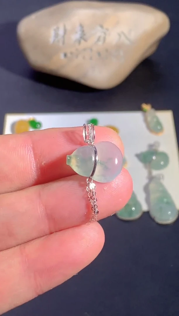 颈饰18K金镶嵌翡翠