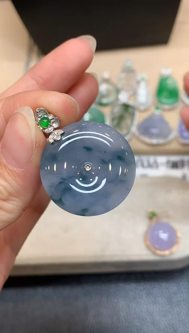 颈饰18K金镶嵌翡翠平安扣【无服务费