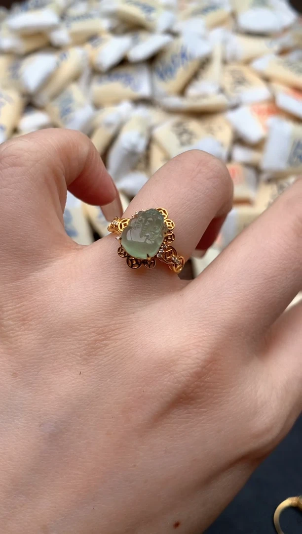 18K金镶嵌挂件翡翠一