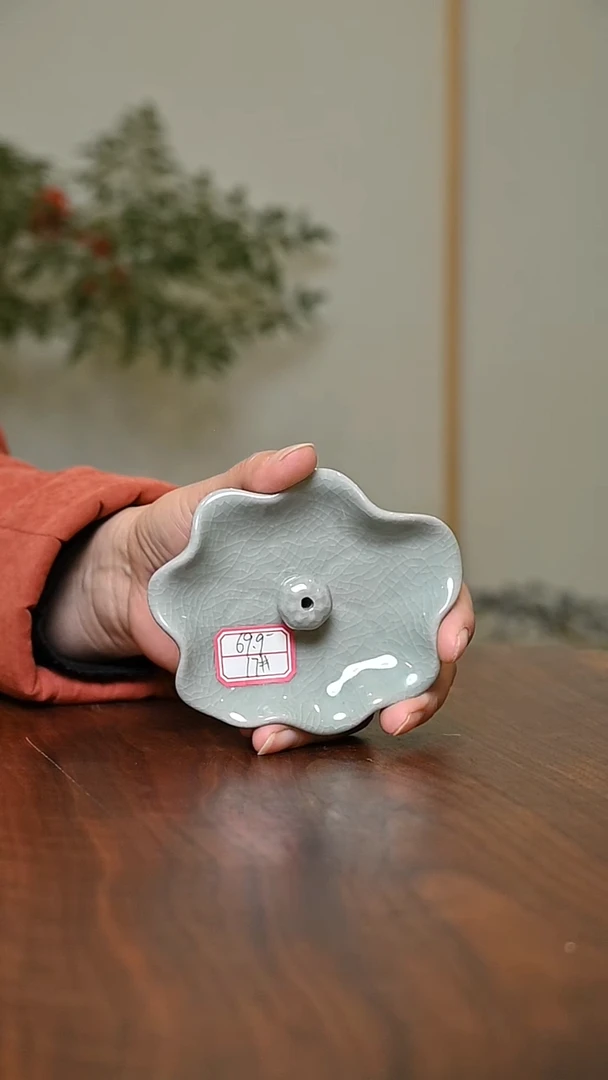 17#豆绿釉 莲叶香插 微瑕 无款