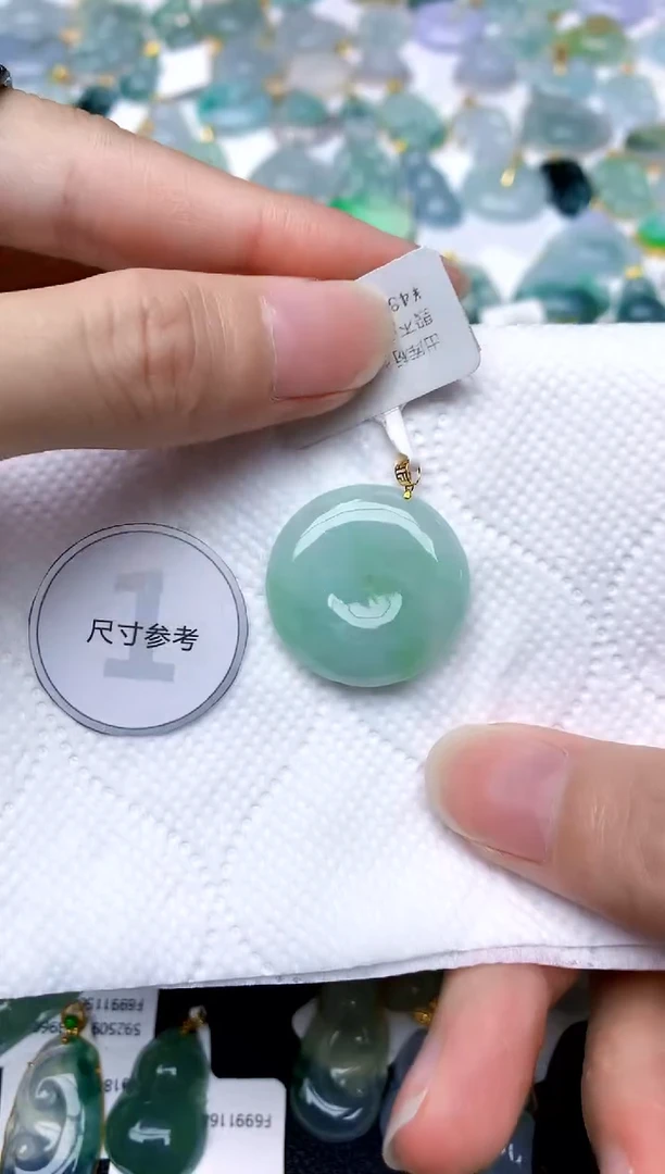 颈饰18K金镶嵌翡翠天然A货翡翠