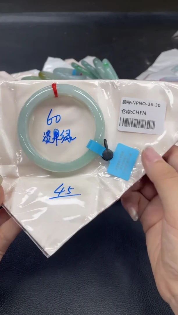 翡翠手镯未镶嵌翡翠手镯