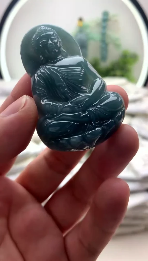 翡翠未镶嵌颈饰大日如来