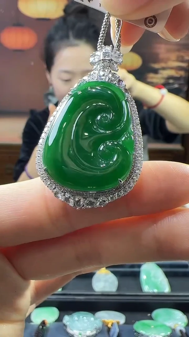 18K金镶嵌挂件翡翠如意