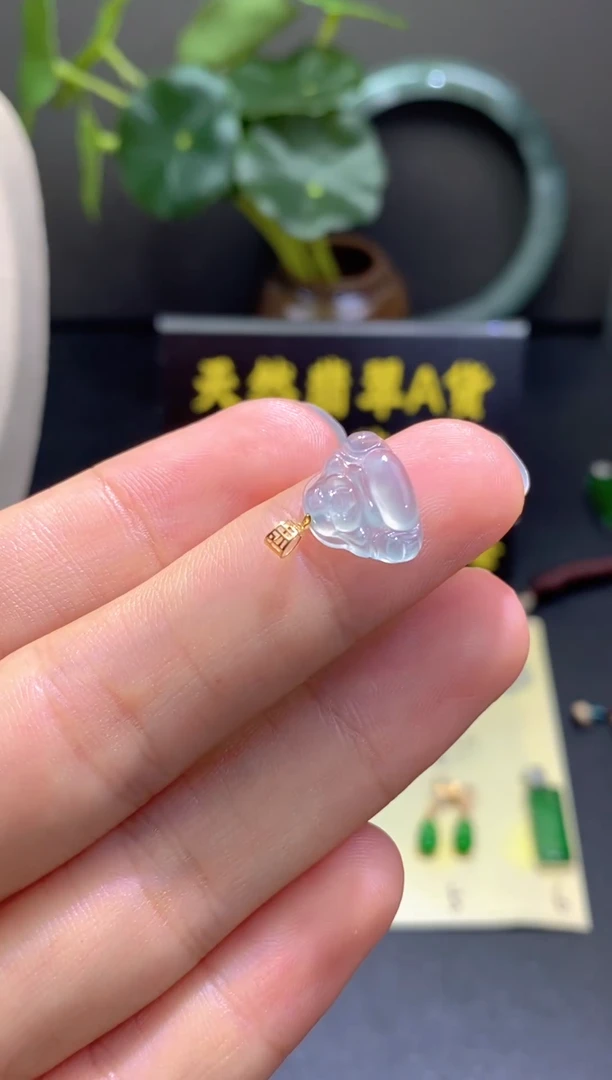 翡翠18K金镶嵌颈饰翡翠吊坠