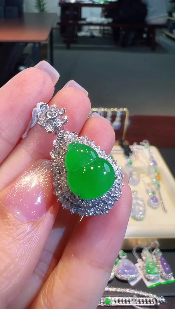 【闪购商品】翡翠吊坠(不含链)18K金镶嵌翡翠