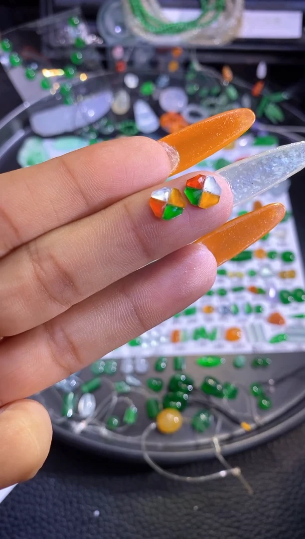 未镶嵌挂件翡翠切割