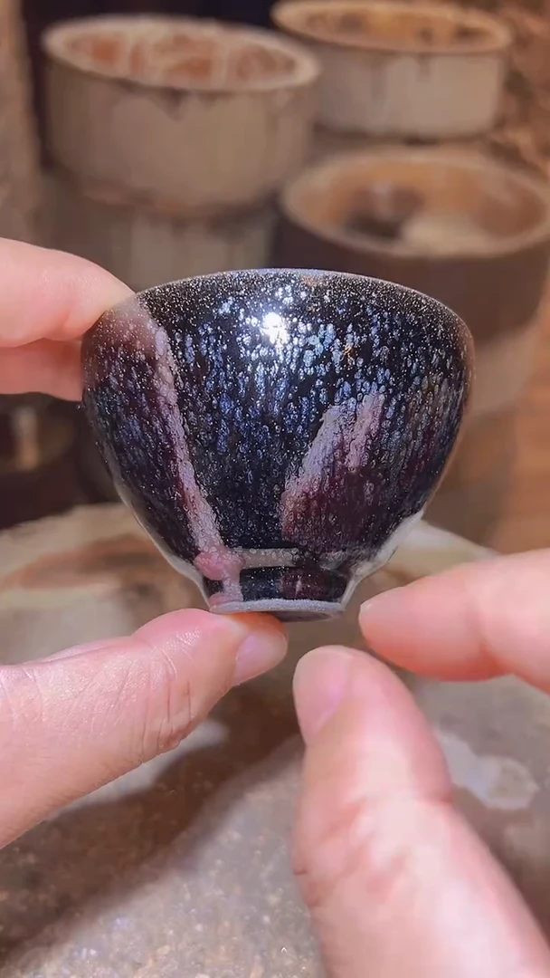 茶盏黑底银斑尊杯