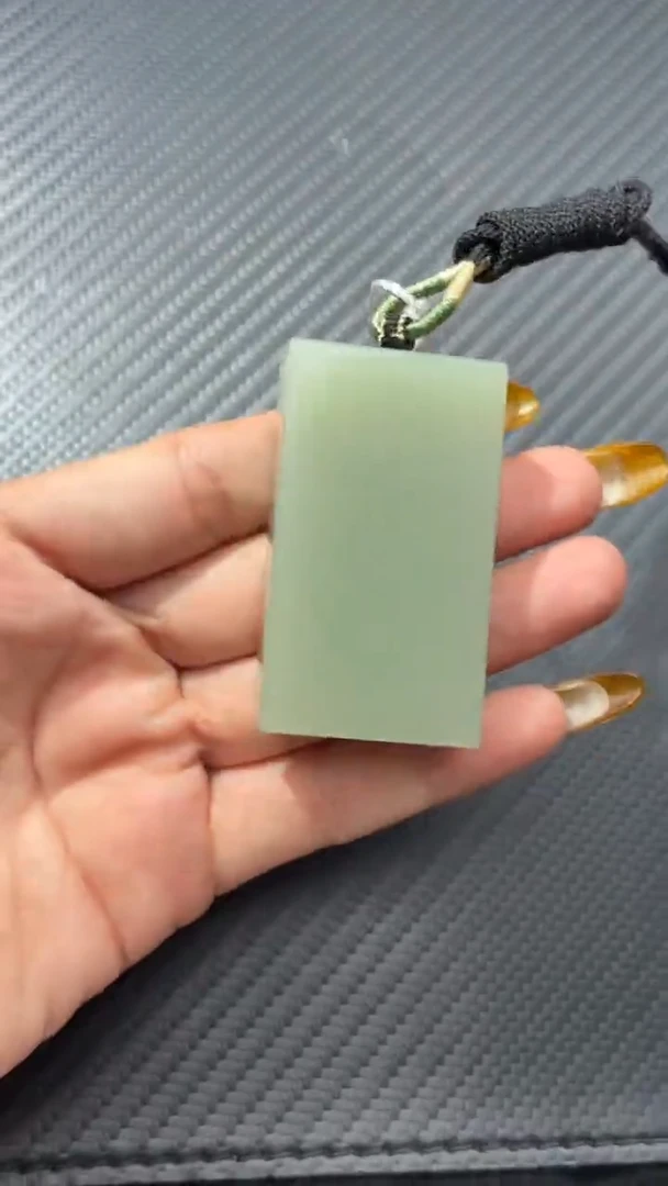 颈饰未镶嵌和田玉（青白玉）若羌李保国矿无事牌微色差