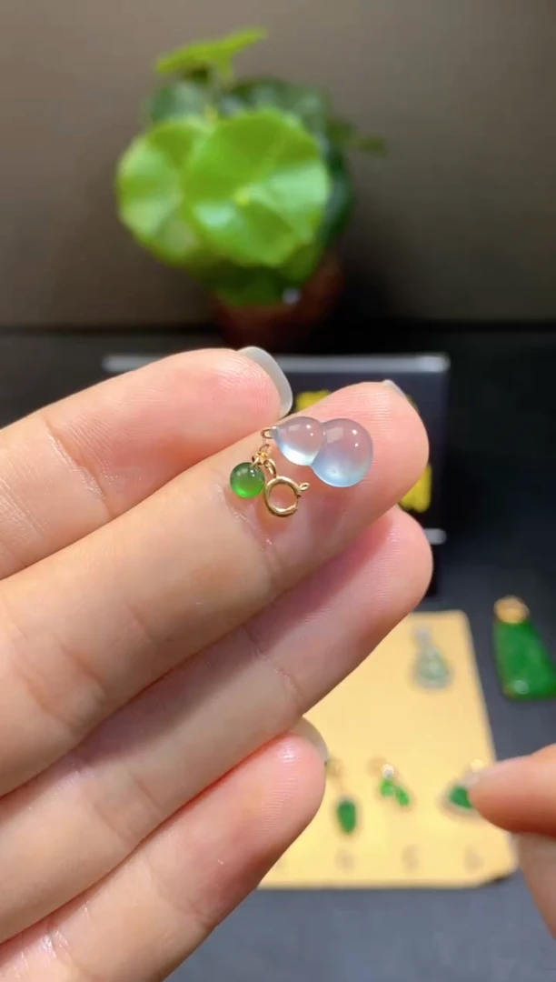 颈饰18K金镶嵌翡翠翡翠A货