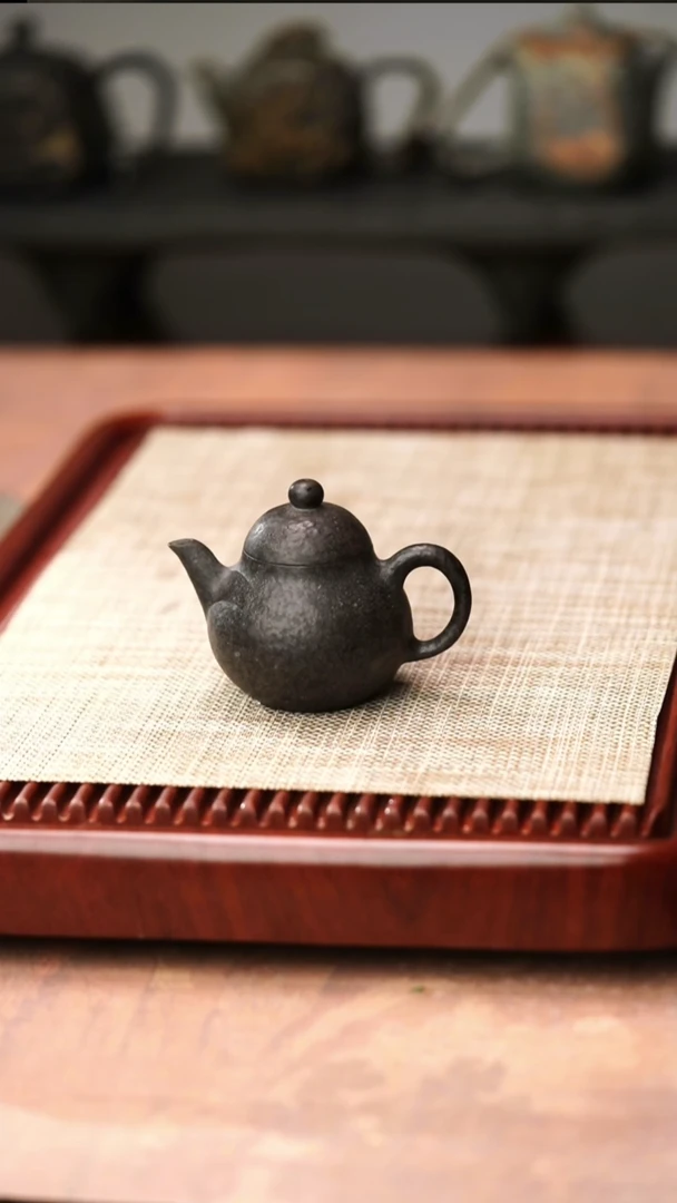 庄惠军老师作品冰碛岩重工雕刻梨形壶