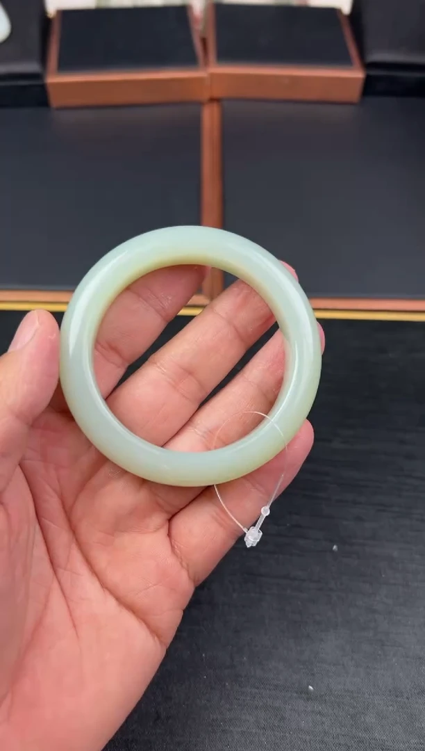 【闪购商品】和田玉手镯未镶嵌且末微色差近矿53+