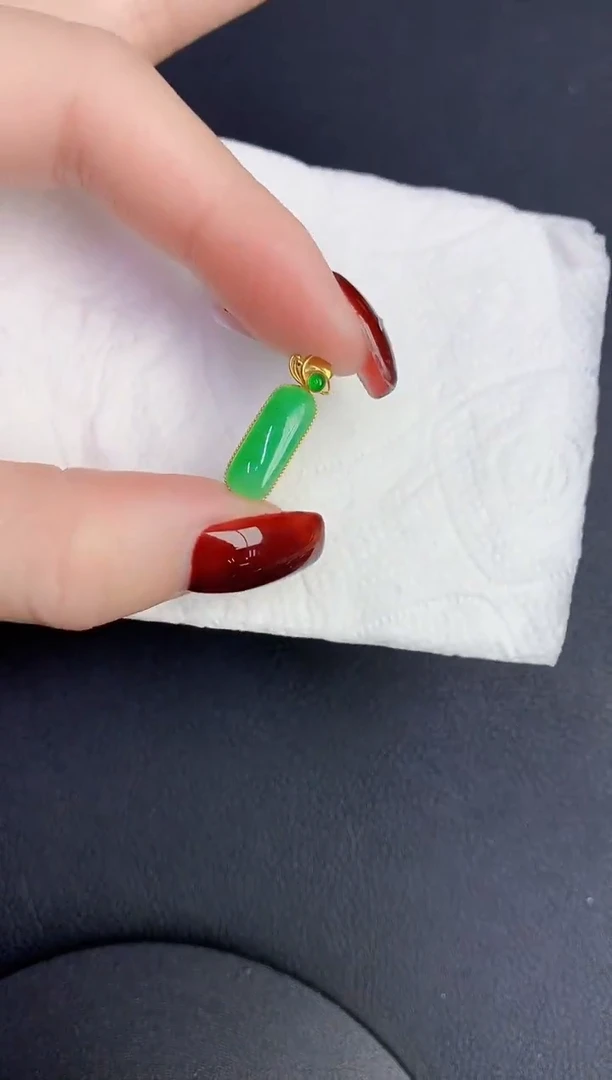 颈饰18K金镶嵌翡翠缅甸天然翡翠A货