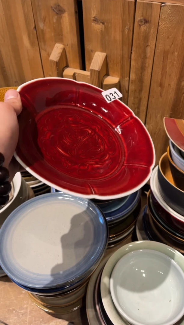 【闪购商品】瓷片31  微瑕郎红花边盘1个