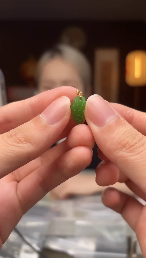 18K金镶嵌和田玉把件SS38- 葡萄