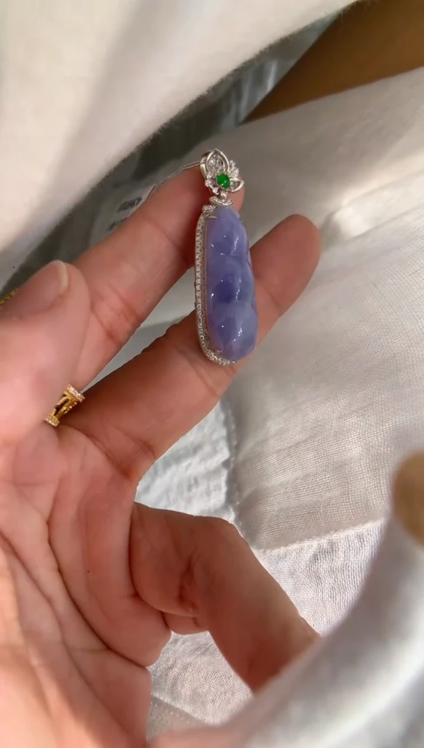 颈饰18K金镶嵌翡翠福豆