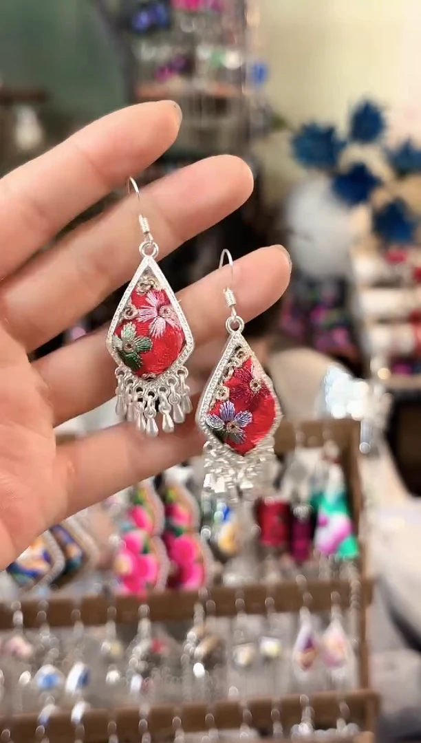 彩云南阁非遗老绣饰品396