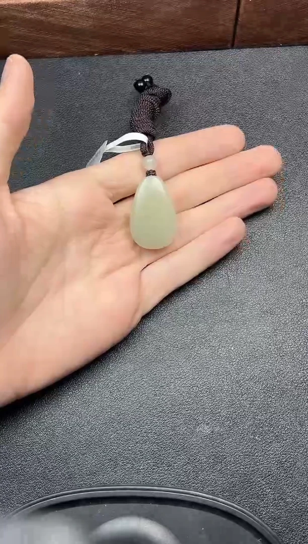 吊坠(赠链)未镶嵌和田玉且末微色差迪克兰一细吊坠