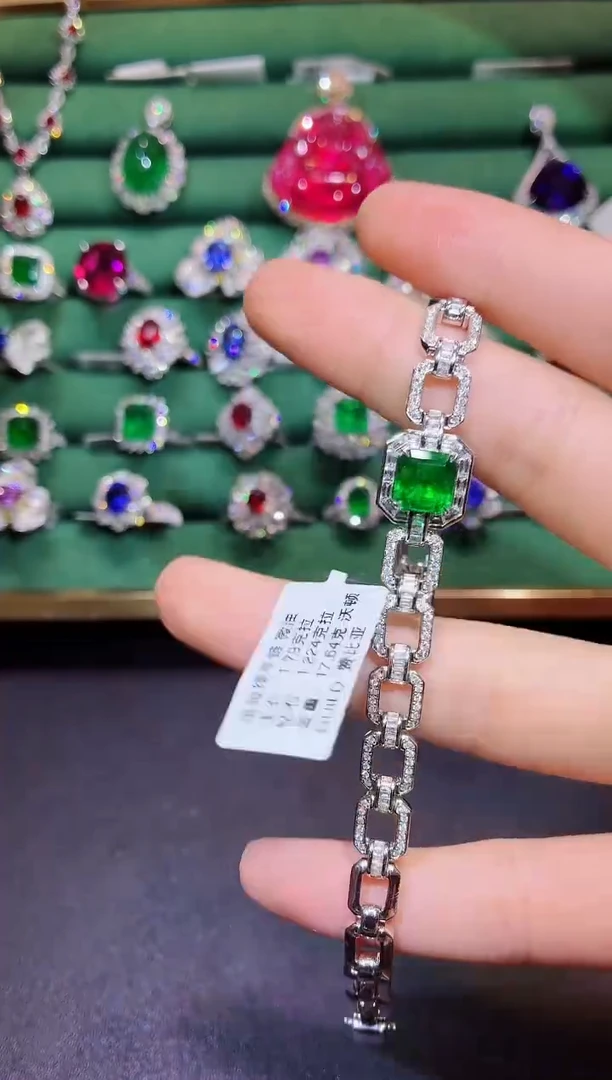 18K金镶嵌手链祖母绿1.79克拉