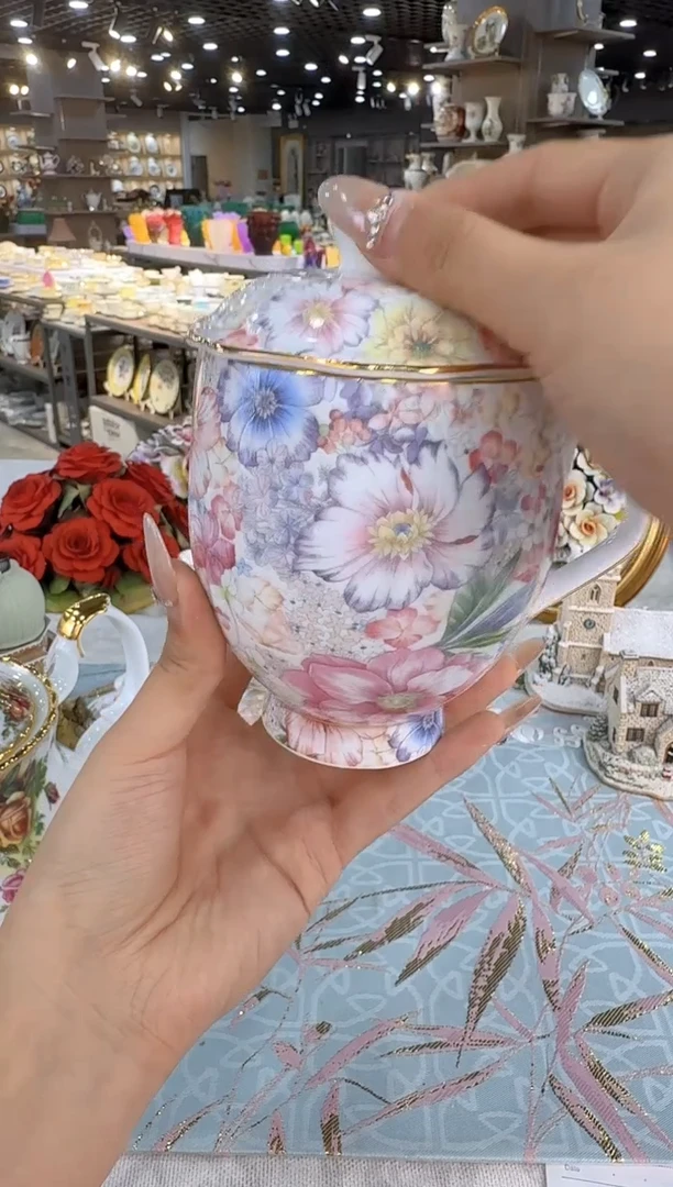 骨瓷娜娜中古器物如图所示