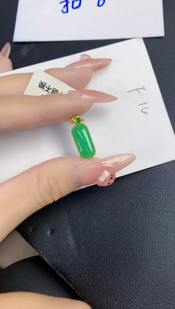 颈饰18K金镶嵌翡翠缅甸天然翡翠A货
