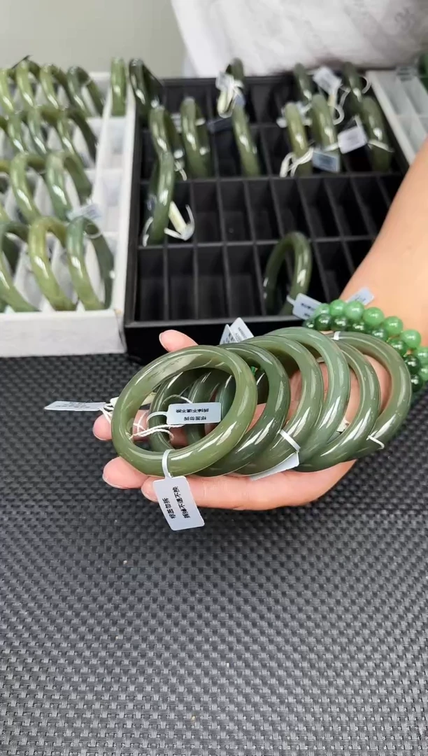 未镶嵌手镯和田玉一支，54-60圈口，多样性发一件