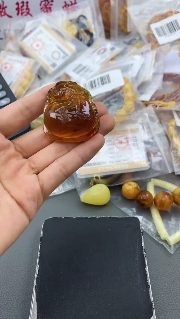 未镶嵌琥珀珠宝奇石130
