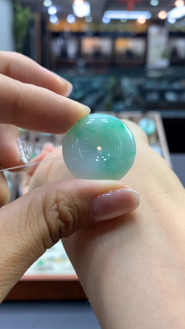 翡翠未镶嵌颈饰平安扣