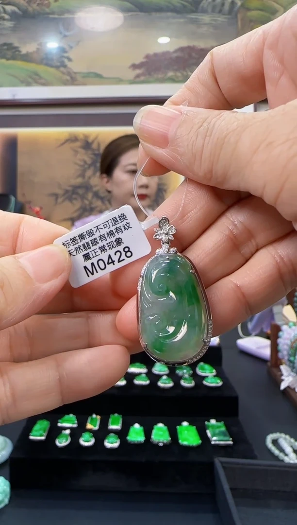 颈饰18K金镶嵌翡翠M0428如意