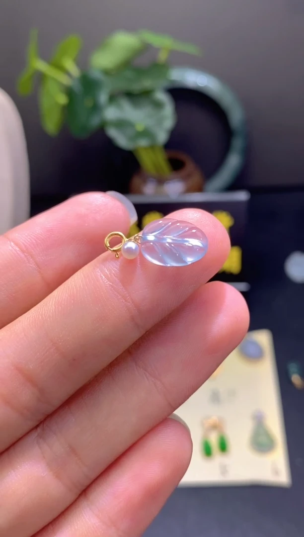 翡翠18K金镶嵌颈饰翡翠吊坠