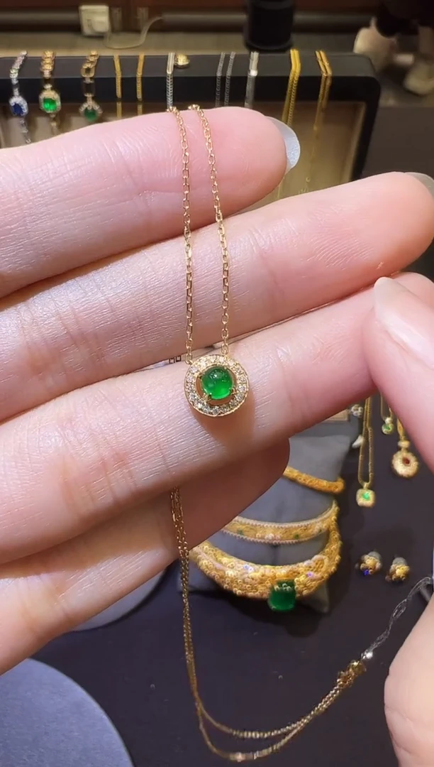 颈饰18K金镶嵌祖母绿0.28ct