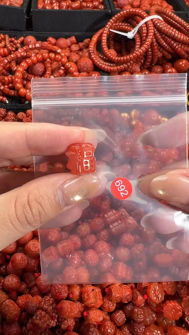 南红玛瑙未镶嵌颈饰1